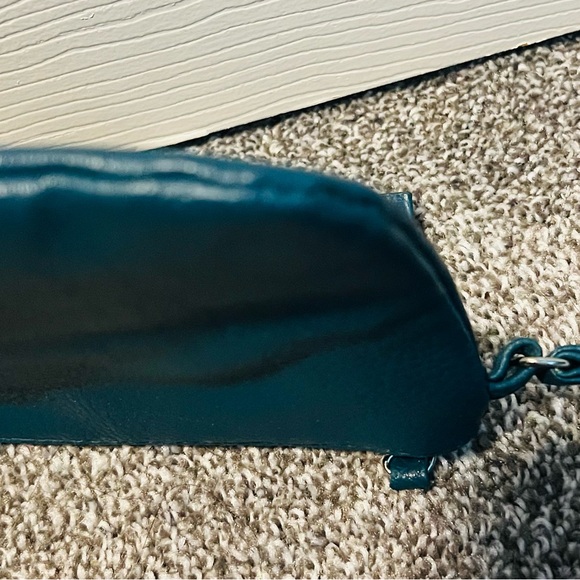 Turquoise wristlet with flower decal and zipper closure - Picture 3 of 5